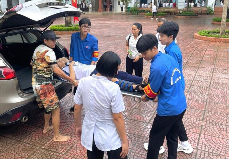 Tại điểm thi trường THPT Bất Bạt, Ba Vì, thí sinh gãy chân được lực lượng y tế, cùng các tình nguyện viên hỗ trợ đưa vào phòng thi.