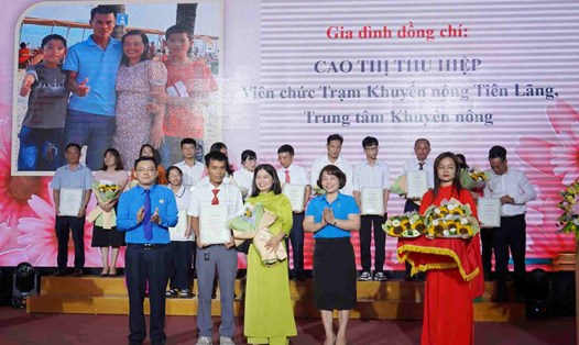 Lãnh đạo Công đoàn NNPTNT Hải Phòng tặng hoa chúc mừng các gia đình CNVCLĐ tiêu biểu. Ảnh: Mai Dung