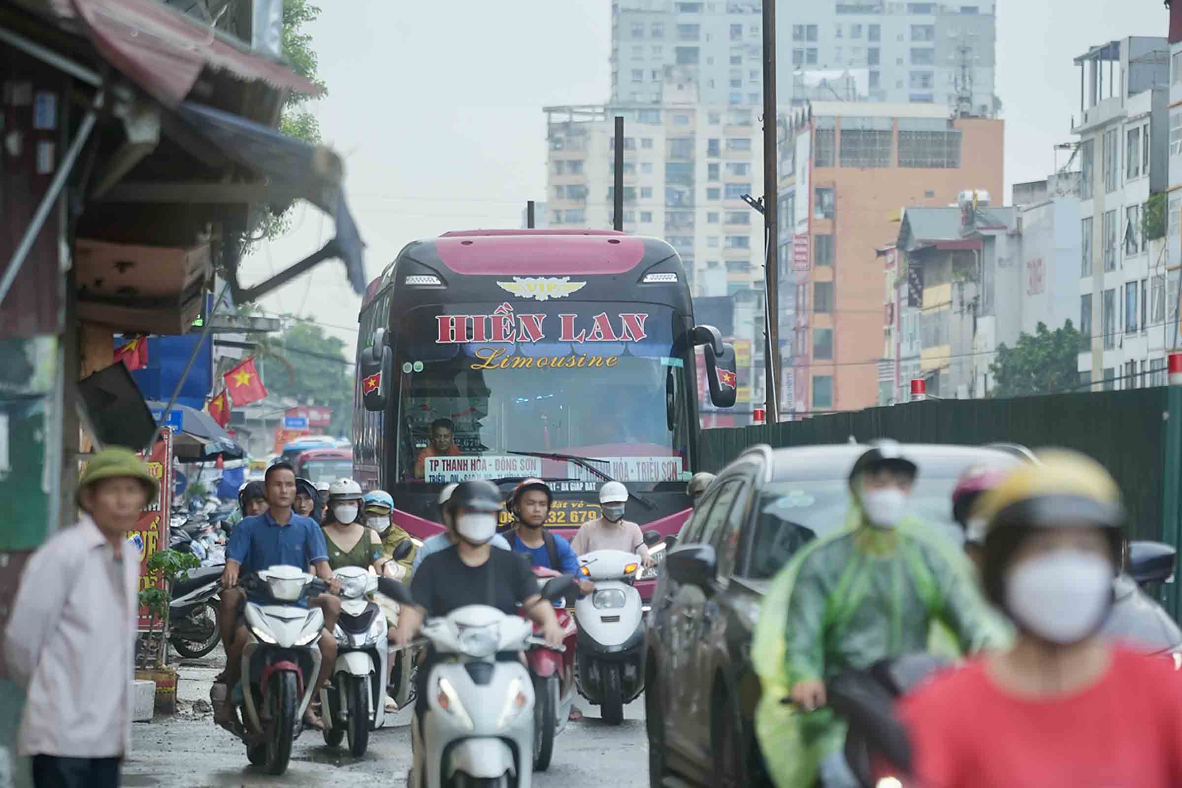 Hôm 17.6, ngành giao thông Hà Nội phân luồng, tổ chức lại giao thông để thi công dự án. Tuy nhiên, tình hình giao thông khu vực xảy ra tình trạng ùn ứ cục bộ. 