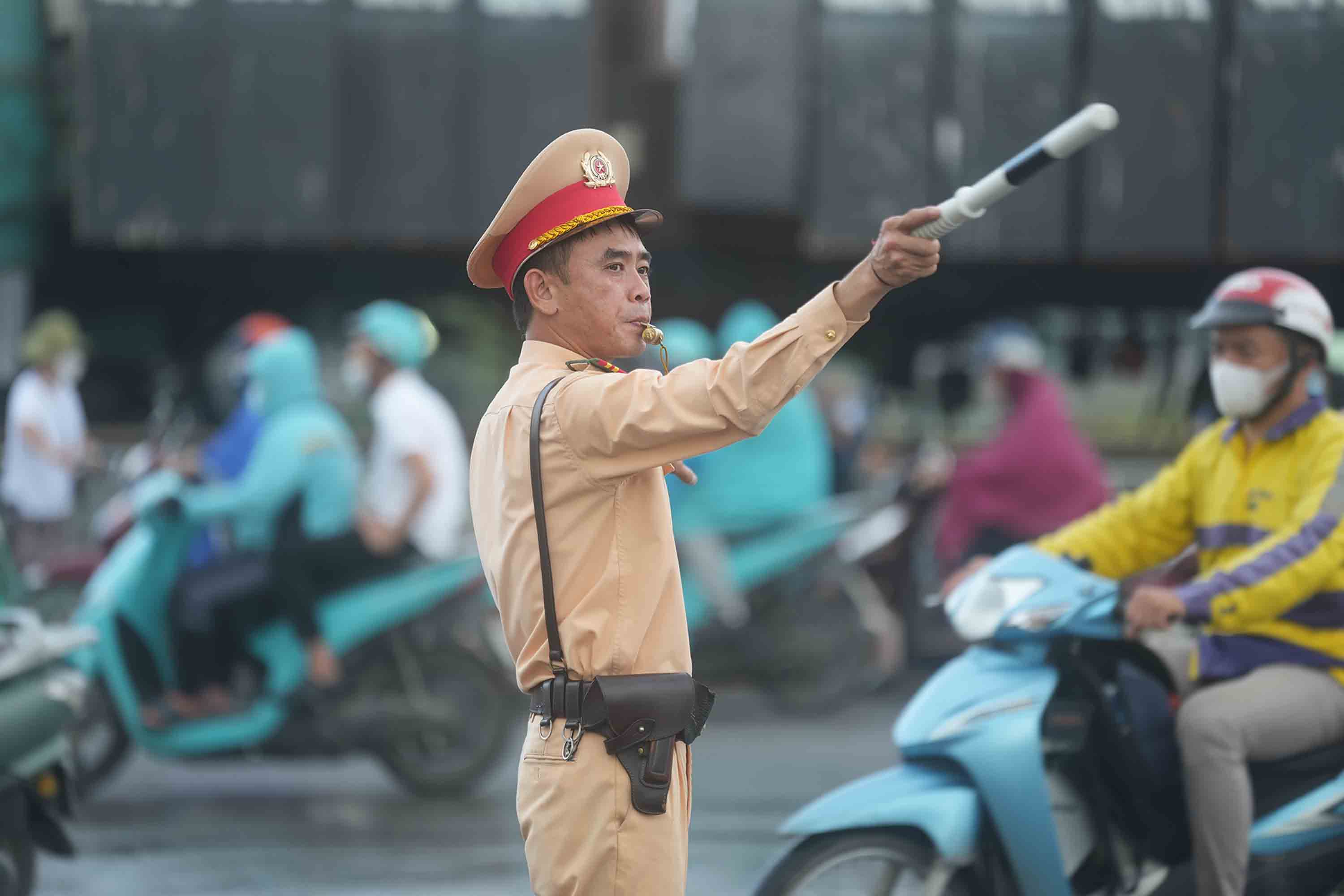 Lực lượng Cảnh sát giao thông làm nhiệm vụ phân luồng, điều tiết, giảm áp lực giao thông ở khu vực. 