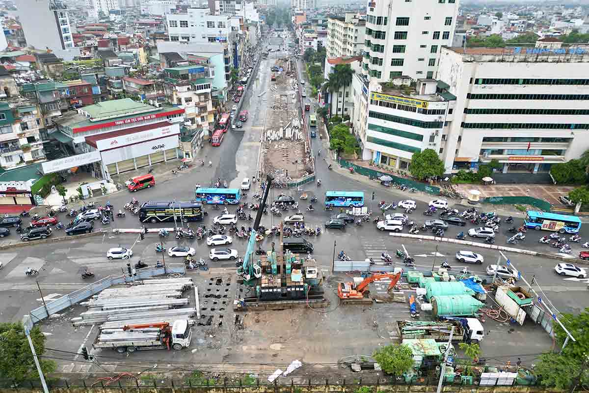 Thời gian qua, hàng rào chắn được dựng lên trên đường Giải Phóng và Kim Đồng để thi công hạng mục hầm chui Kim Đồng - Giải Phóng