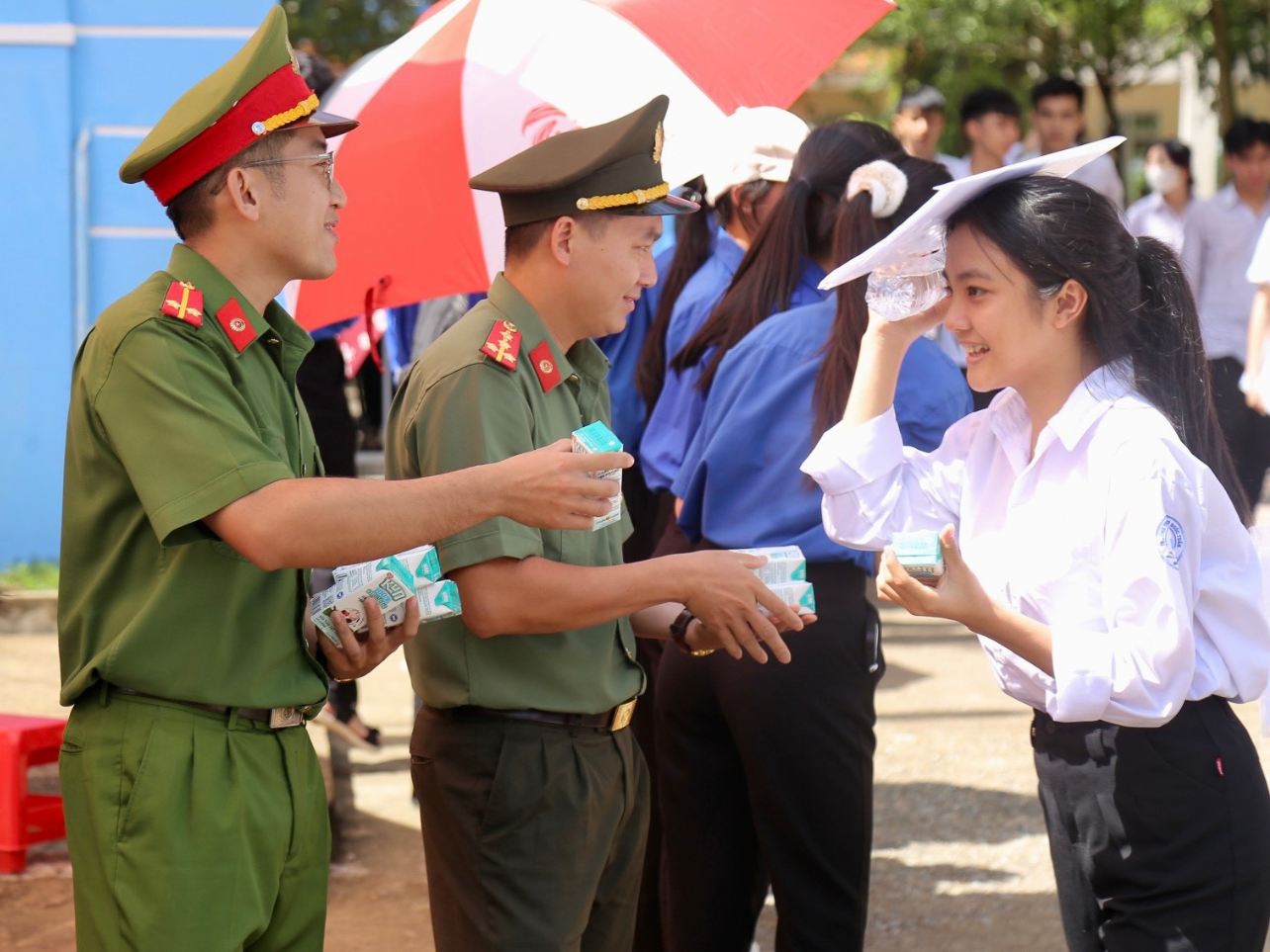 Bên cạnh nước lọc, các thí sinh còn được phát sữa miễn phí. Ảnh: Huyền Nga