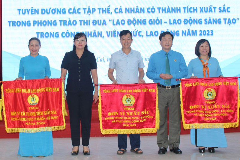 Tặng Cờ thi đua của Tổng Liên đoàn Lao động Việt Nam cho các tập thể. Ảnh: ĐVCC 