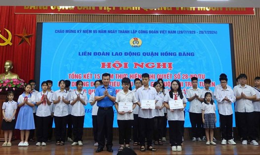 52 con CNVCLĐ quận Hồng Bàng có thành tích xuất sắc trong năm học 2023-2024 được biểu dương, khen thưởng. Ảnh: Hoàng Khôi
