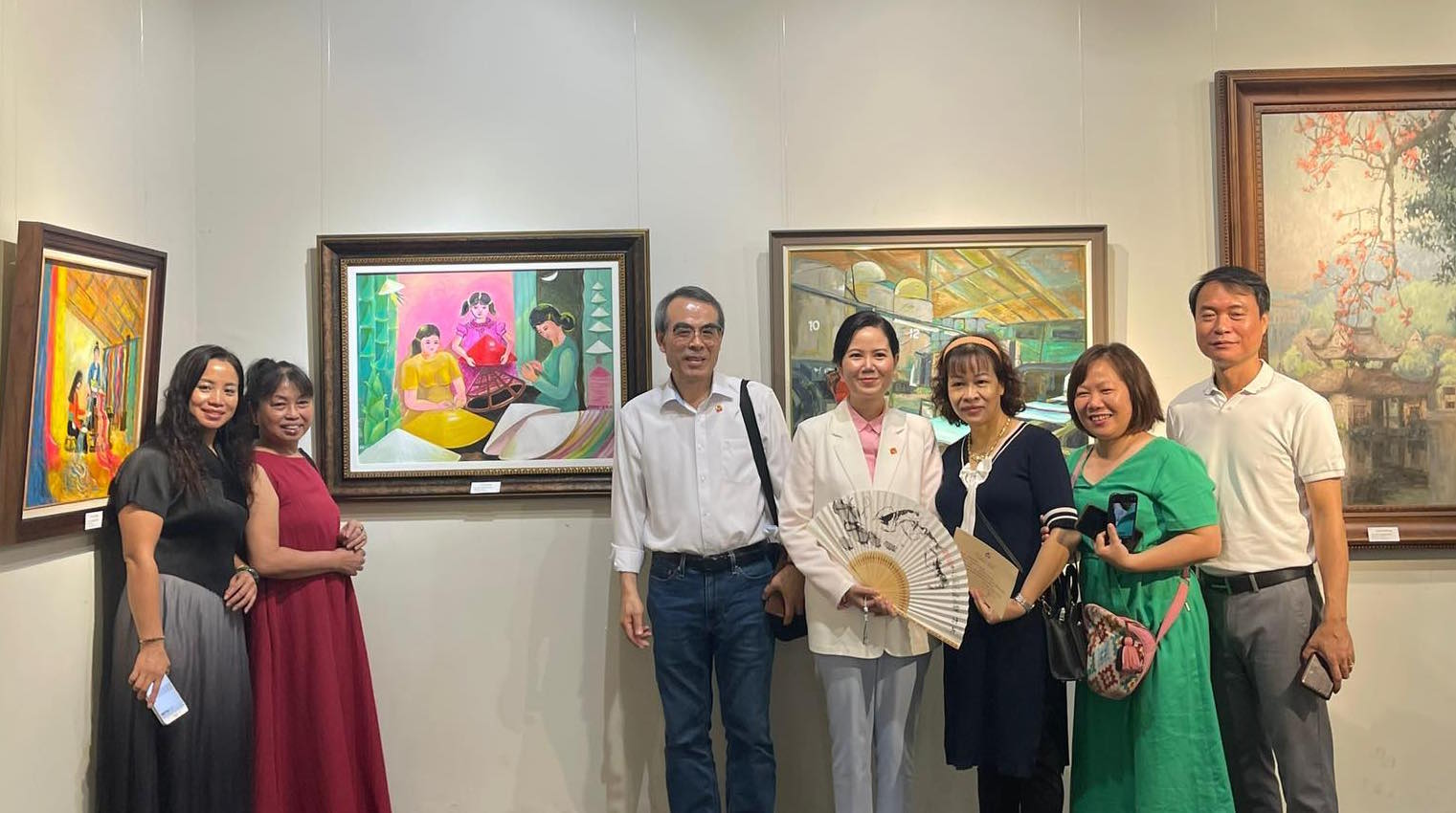 Triển lãm tranh "Cuộc sống quanh ta 2024" thu hút sự quan tâm của khán giả Thủ đô. Ảnh: BTC