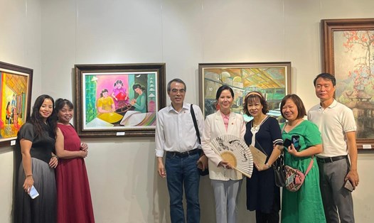 Triển lãm tranh "Cuộc sống quanh ta 2024" thu hút sự quan tâm của khán giả Thủ đô. Ảnh: BTC