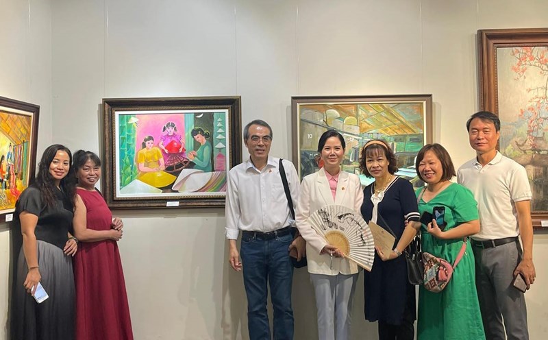 Triển lãm tranh "Cuộc sống quanh ta 2024" thu hút sự quan tâm của khán giả Thủ đô. Ảnh: BTC