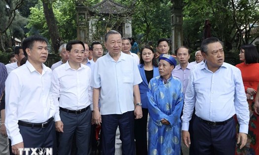 Chủ tịch nước Tô Lâm thăm Lăng Đức vua Ngô Quyền tại thôn Cam Lâm. Ảnh: Nhan Sáng/TTXVN

