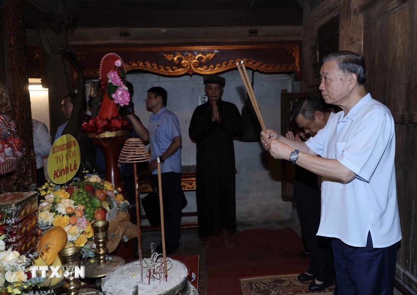 Chủ tịch nước Tô Lâm dâng hương tưởng nhớ Đức Vua Ngô Quyền tại thôn Cam Lâm. Ảnh: Nhan Sáng/TTXVN