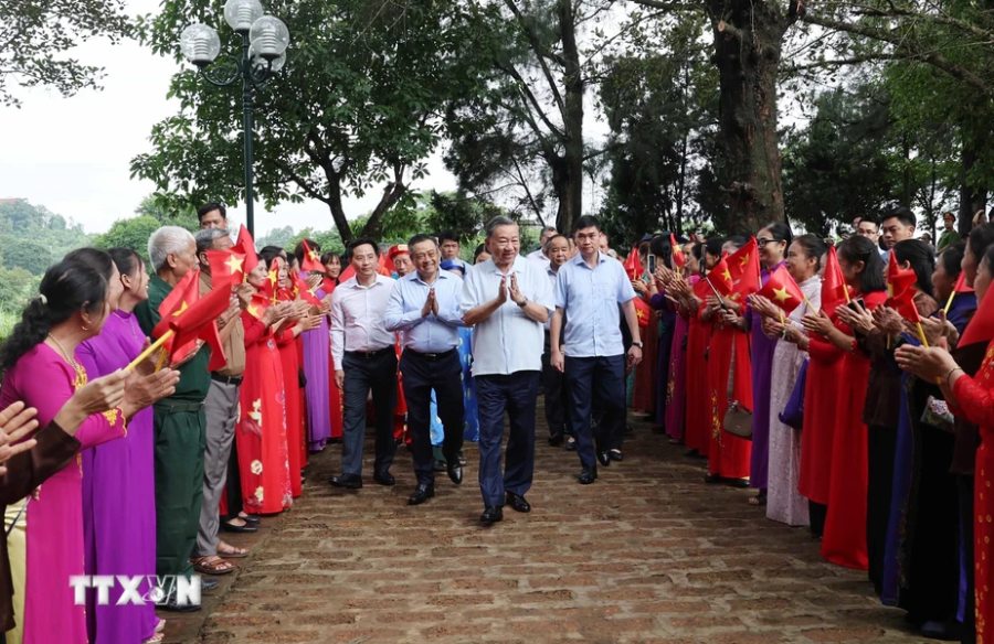 Chủ tịch nước Tô Lâm thăm làng cổ Đường Lâm. Ảnh: Nhan Sáng/TTXVN