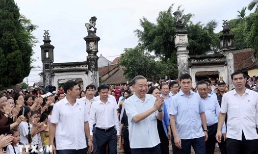 Chủ tịch nước Tô Lâm với nhân dân làng cổ Đường Lâm. Ảnh: Nhan Sáng/TTXVN.
