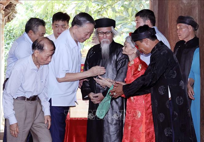 Chủ tịch nước Tô Lâm thăm hỏi, nói chuyện thân mật với các tầng lớp nhân dân tại đình Mông Phụ, làng cổ Đường Lâm. Ảnh: Nhan Sáng/TTXVN 