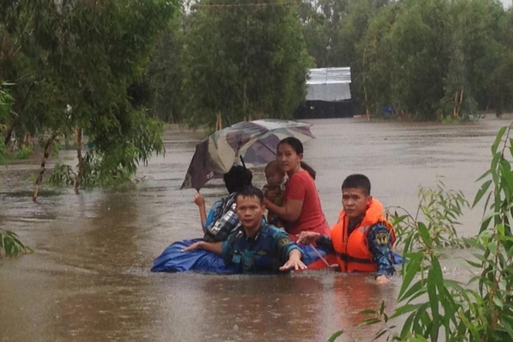 Cán bộ, chiến sĩ Bộ Tư lệnh Vùng 5 Hải quân sơ tán người dân đảo Phú Quốc (Kiên Giang) ra khỏi vùng lũ lụt. Ảnh: Văn Định