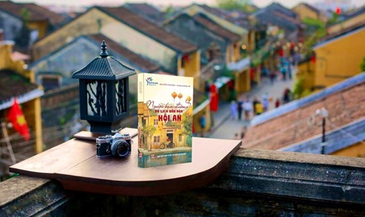 Cuốn sách “Người bạn đường du lịch văn hóa Hội An” vừa được xuất bản. Ảnh: Ái Vân