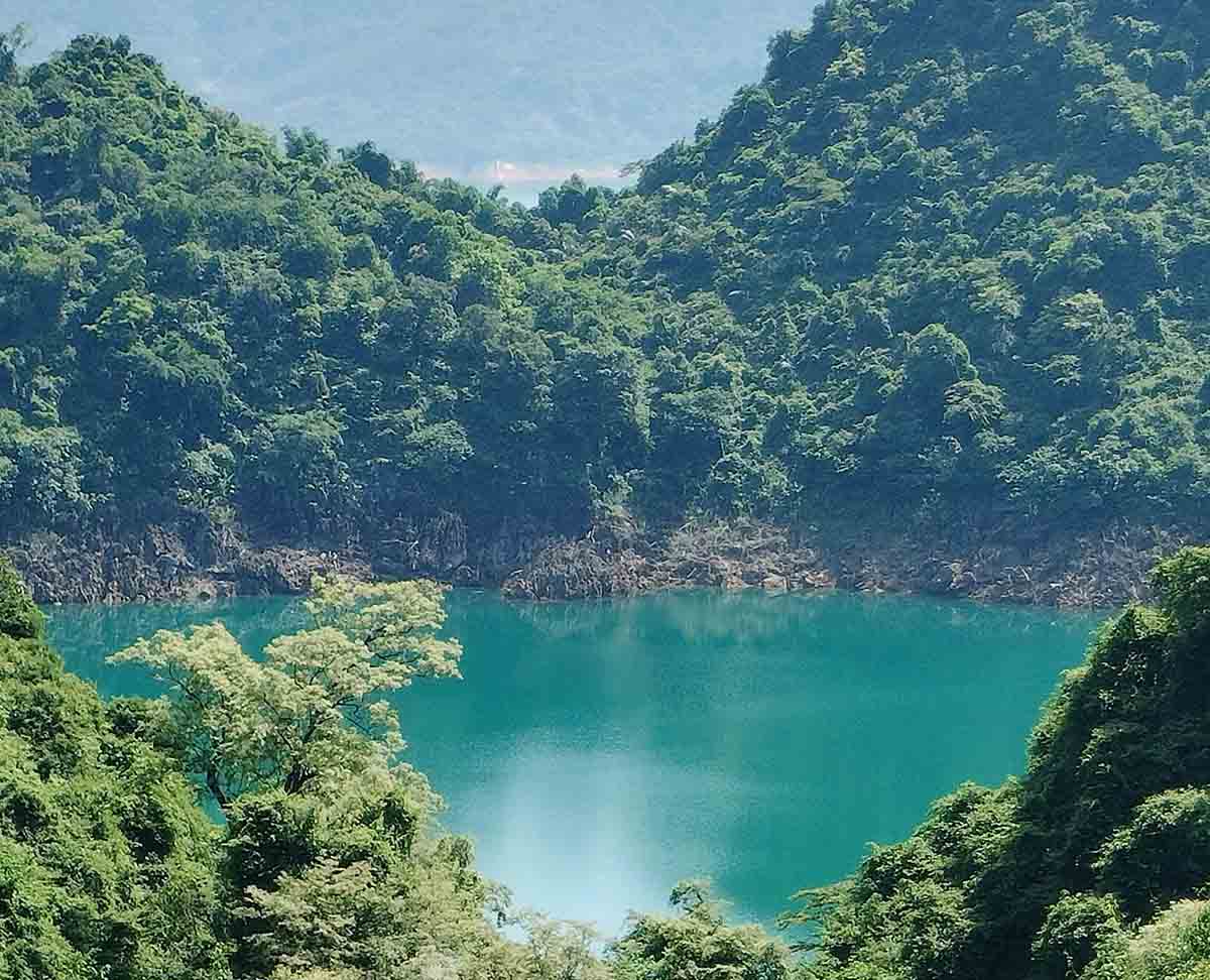 Hồ Hoa Tiên nước xanh biếc quanh năm. Ảnh Xuân Xuân