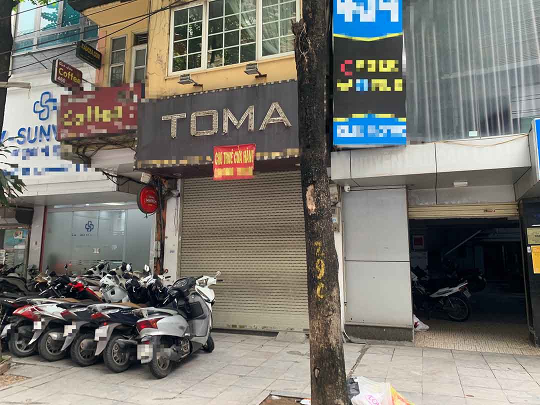 Mặt bằng trên đường Nguyễn Trãi đóng cửa, chờ khách thuê. Ảnh: Nhật Minh