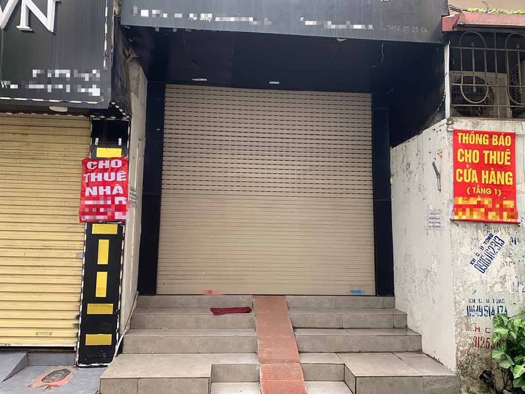 Hai căn nhà liên tiếp trên phố Đông Các đều treo biển cho thuê. Ảnh: Nhật Minh