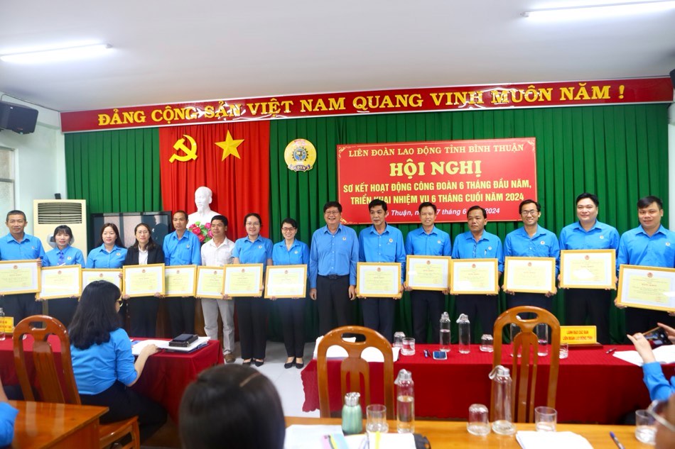 Trao bằng khen của Ban Chấp hành Tổng LĐLĐ Việt Nam cho các tập thể, cá nhân có thành tích xuất sắc trong phong trào thi đua và các chuyên đề. Ảnh: Duy Tuấn 