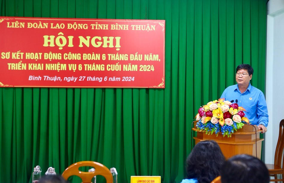 Ông Đỗ Hữu Quy - Chủ tịch LĐLĐ tỉnh Bình Thuận đánh giá về các hoạt động công đoàn 6 tháng qua. Ảnh: Duy Tuấn 