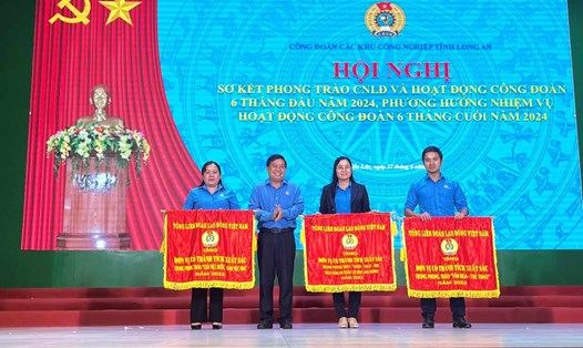 Chủ tịch LĐLĐ tỉnh Long An trao Cờ Thi đua của Tổng LĐLĐ Việt Nam cho các đơn vị xuất sắc. Ảnh: Kỳ Quan