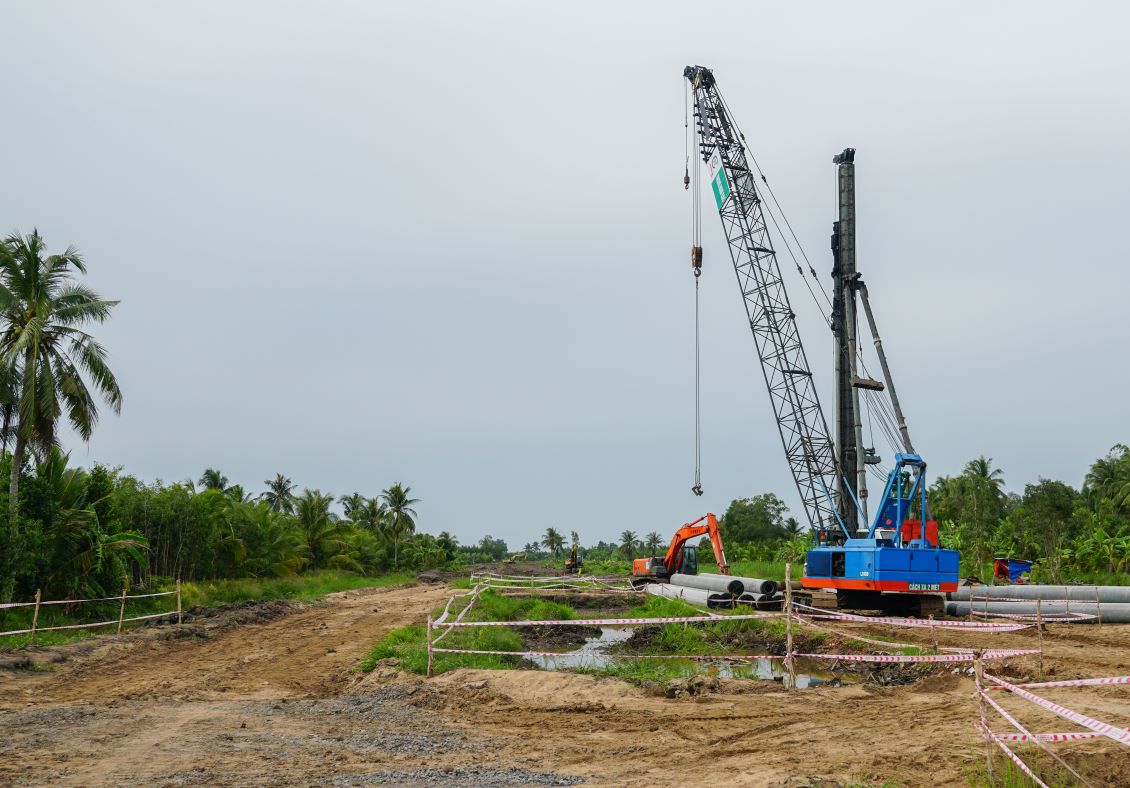 Nhiều dự án trọng điểm trên địa bàn tỉnh Sóc Trăng chậm giải ngân vốn do vướng mặt bằng, nhà thầu chưa quyết liệt trong triển khai thi công. Ảnh: Phương Anh