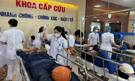 Nhiều công nhân nhập viện nghi do ngộ độc. Ảnh: BV Hữu nghị Việt Tiệp