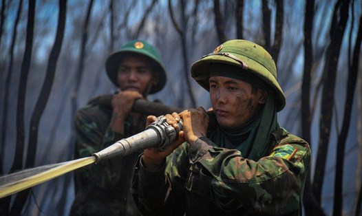 Cán bộ, chiến sĩ lực lượng vũ trang tỉnh Kiên Giang tham gia chữa cháy rừng tại huyện Giang Thành. Ảnh: Phương Vũ