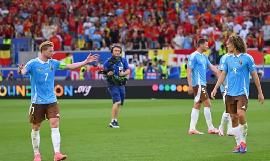 De Bruyne ra hiệu cho đồng đội đi thẳng vào đường hâm sau trận đấu với Ukraine. Ảnh: UEFA