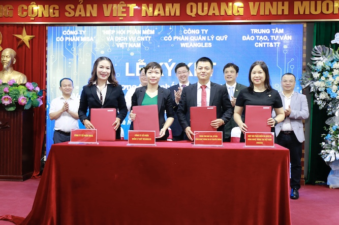 Đại diện hai bên ký Bản ghi nhớ hợp tác về phát triển doanh nghiệp công nghệ số trên địa bàn TP Hà Nội. Ảnh: VINASA