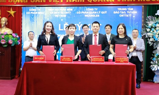 Đại diện hai bên ký Bản ghi nhớ hợp tác về phát triển doanh nghiệp công nghệ số trên địa bàn TP Hà Nội. Ảnh: VINASA