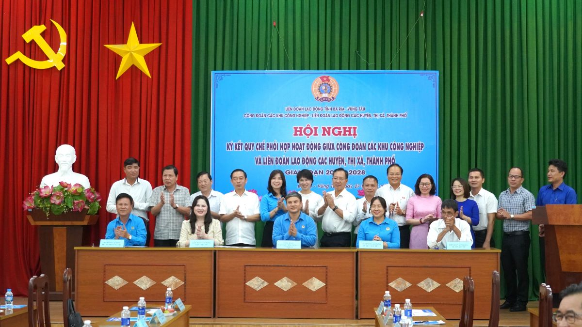 Lễ ký kết giữa 5 đơn vị công đoàn cấp trên cơ sở. Ảnh: Thành An