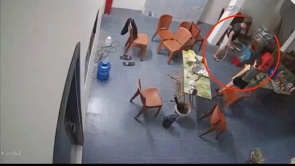 Hình ảnh camera ghi lại vụ việc bé 11 tuổi nghi bị mẹ ruột và người tình bạo hành. Ảnh: Công an tỉnh Phú Thọ.