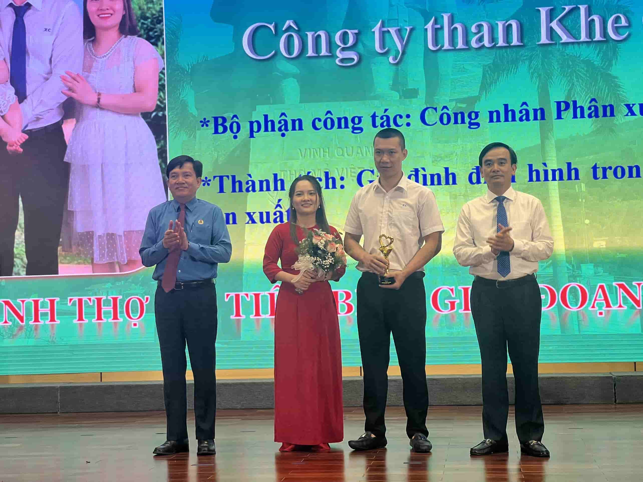 Ông Nguyễn Xuân Hùng - Phó Chủ tịch Tổng Liên đoàn Lao động Việt Nam (đầu tiên bên trái) và ông Lê Thanh Xuân, biểu dương gia đình thợ mỏ tiêu biểu giai đoạn 2021-2023. Ảnh: Minh Phương.