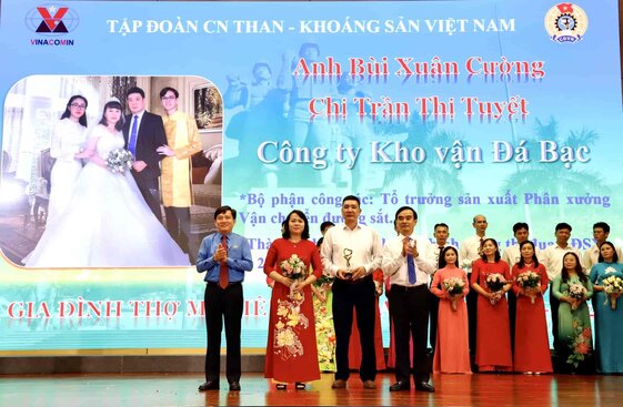 Ông Nguyễn Xuân Hùng - Phó Chủ tịch Tổng Liên đoàn Lao động Việt Nam (đầu tiên bên trái) và ông Lê Thanh Xuân, biểu dương gia đình thợ mỏ tiêu biểu giai đoạn 2021-2023. Ảnh: Công đoàn TKV.