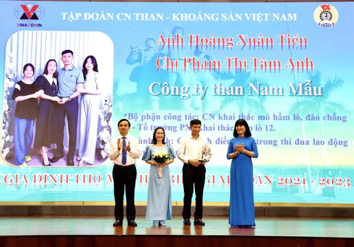 Bà Đỗ Hồng Vân - Trưởng ban Nữ công Tổng Liên đoàn Lao động Việt Nam (phải ảnh) biểu dương gia đình thợ mỏ tiêu biểu. Ảnh: Công đoàn TKV