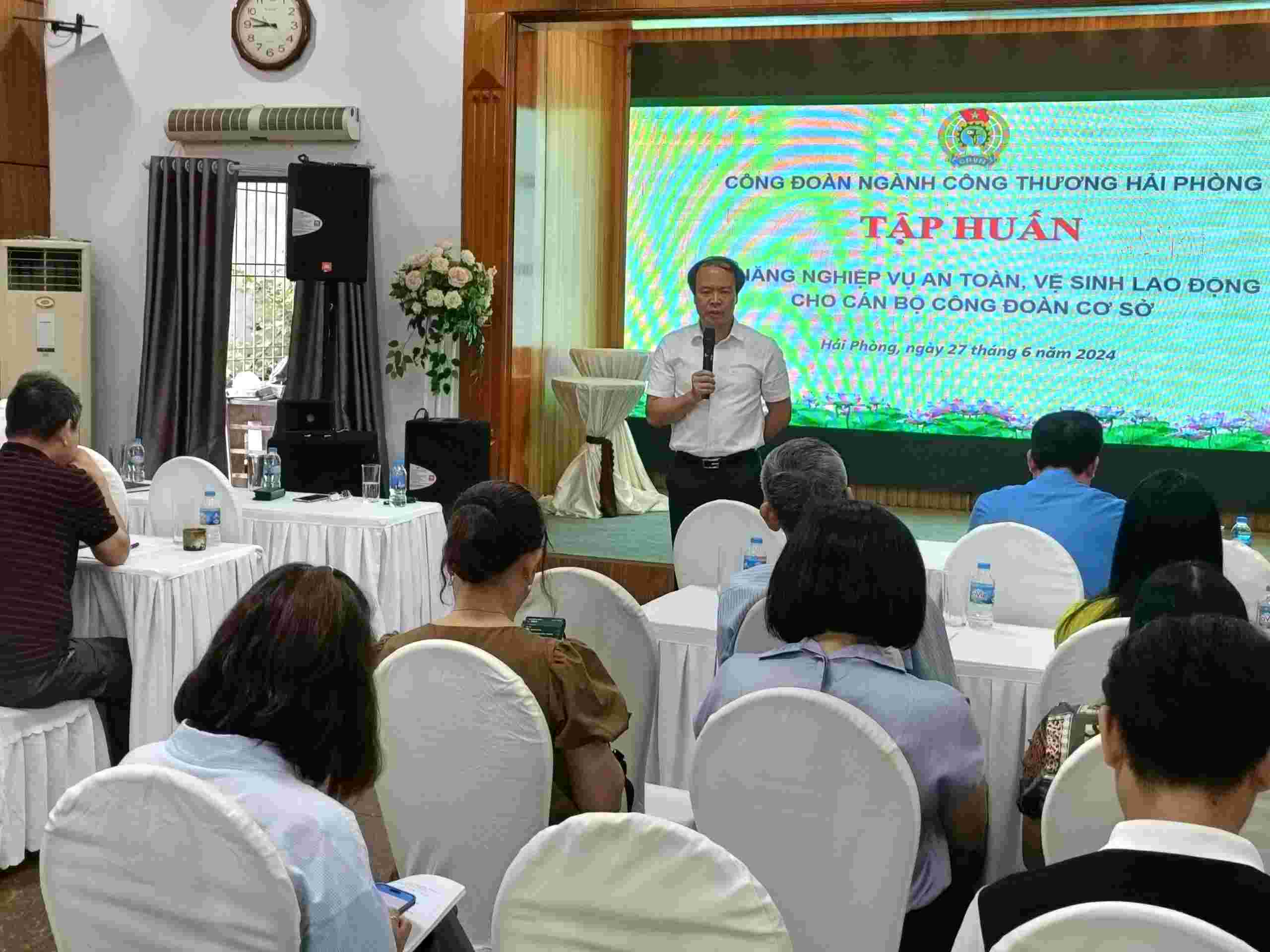 Báo cáo viên Ban Chính sách pháp luật và Quan hệ lao động LĐLĐ TP.Hải Phòng thông tin nội dung tập huấn đến cán bộ công đoàn. Ảnh: Mai Dung