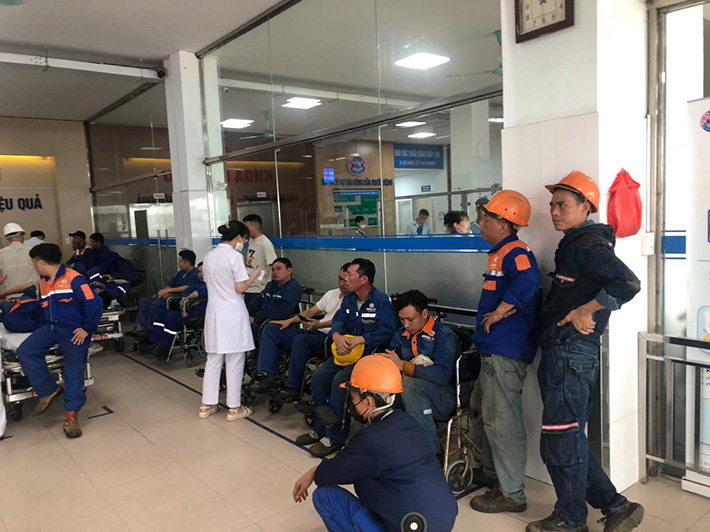 Số công nhân nghi ngộ độc thực phẩm được cấp cứu tại Bệnh viện Việt Tiệp. Ảnh: Đại An