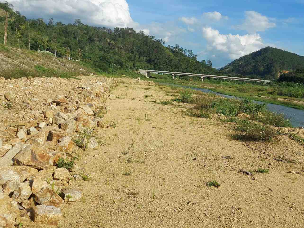 Đoàn liên ngành đề nghị đơn vị thi công phải trả lại hiện trạng ban đầu. Ảnh: Đức Nhật 