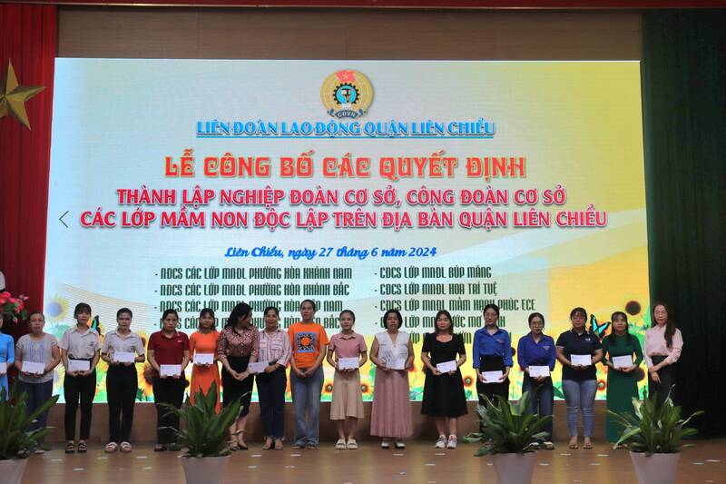 Liên đoàn Lao động quận Liên Chiểu trao quà cho các đoàn viên có hoàn cảnh khó khăn. Ảnh: Nguyễn Linh