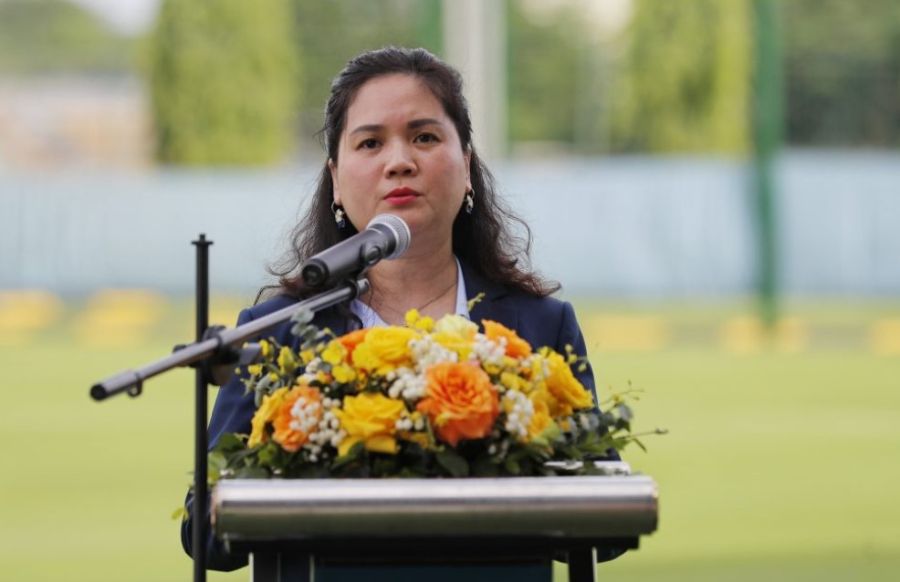 Bà Nguyễn Thanh Hà – Phó Tổng thư kí VFF, Trưởng Ban tổ chức giải phát biểu tại lễ khai mạc. Ảnh: VFF