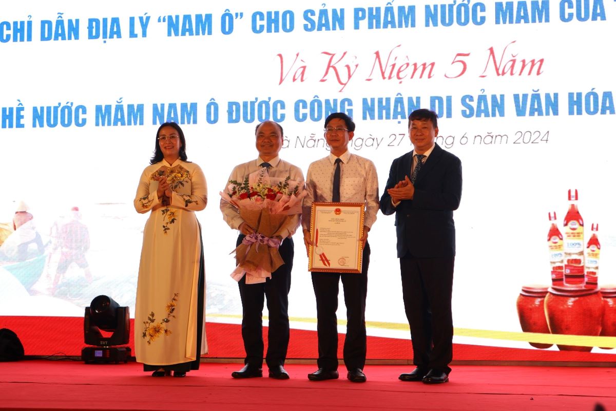 Đà Nẵng đón nhận văn bằng bảo hộ chỉ dẫn địa lý “Nam Ô” cho sản phẩm nước mắm của thành phố. Ảnh: Văn Trực