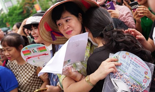 Hình ảnh người mẹ xúc động ôm con gái sau buổi thi môn Ngữ văn, kì thi tốt nghiệp THPT năm 2024. Ảnh: Hoàng Giang
