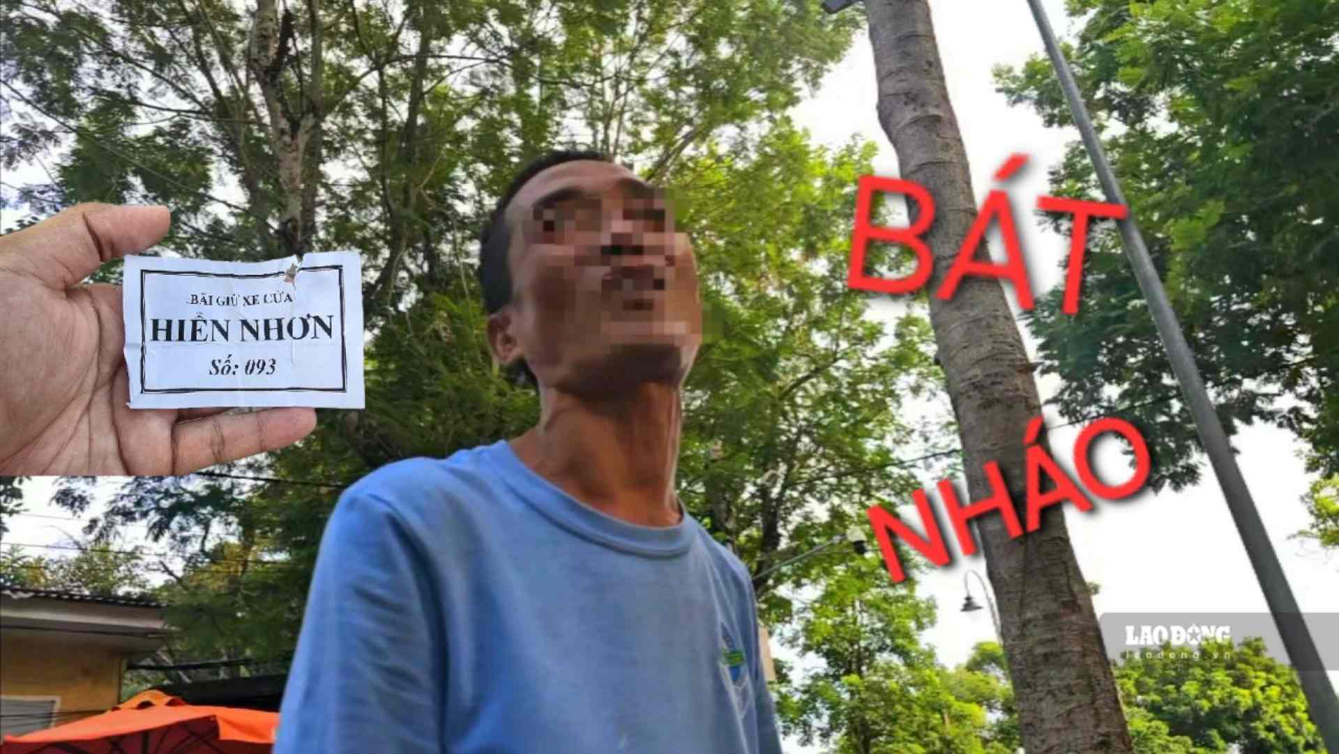 Người đàn ông thu tiền giữ xe máy 10.000 đồng/1 xe phía trước cửa Hiển Nhơn khiến du khách bức xúc. Ảnh: PV