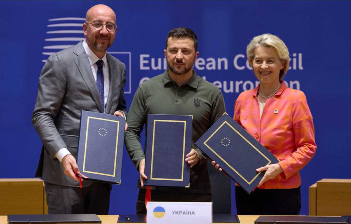 Tổng thống Ukraina Volodymyr Zelensky (giữa), Chủ tịch Ủy ban châu Âu Ursula von der Leyen (phải) và Chủ tịch Hội đồng châu Âu Charles Michel (trái) trong lễ ký kết thỏa thuận an ninh giữa Ukraina và EU ngày 27.6.2024. Ảnh: Văn phòng Tổng thống Ukraina