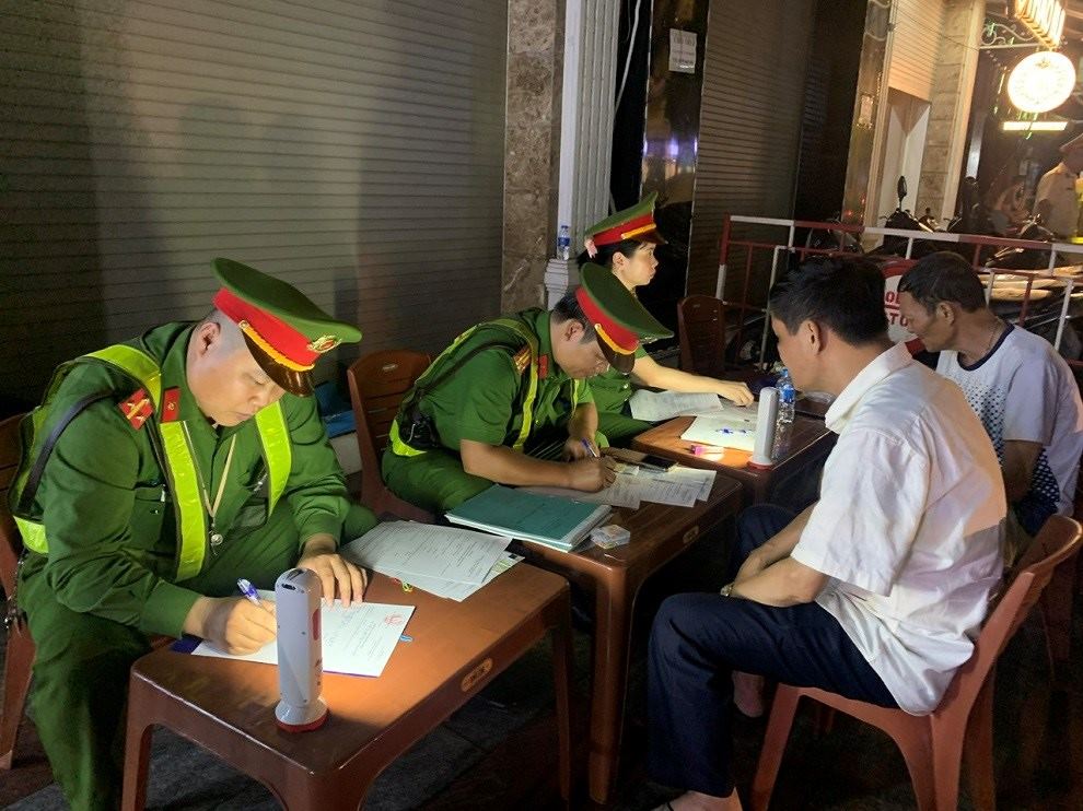 Công an TP.Hải Phòng xử lý các trường hợp vi phạm. Ảnh: Công an Hải Phòng