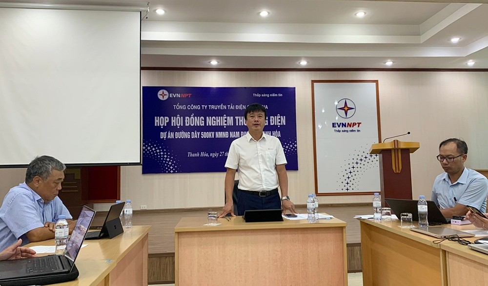 Phó Tổng giám đốc EVNNPT, Chủ tịch Hội đồng nghiệm thu cấp Tổng công ty - Lưu Việt Tiến phát biểu tại cuộc họp 