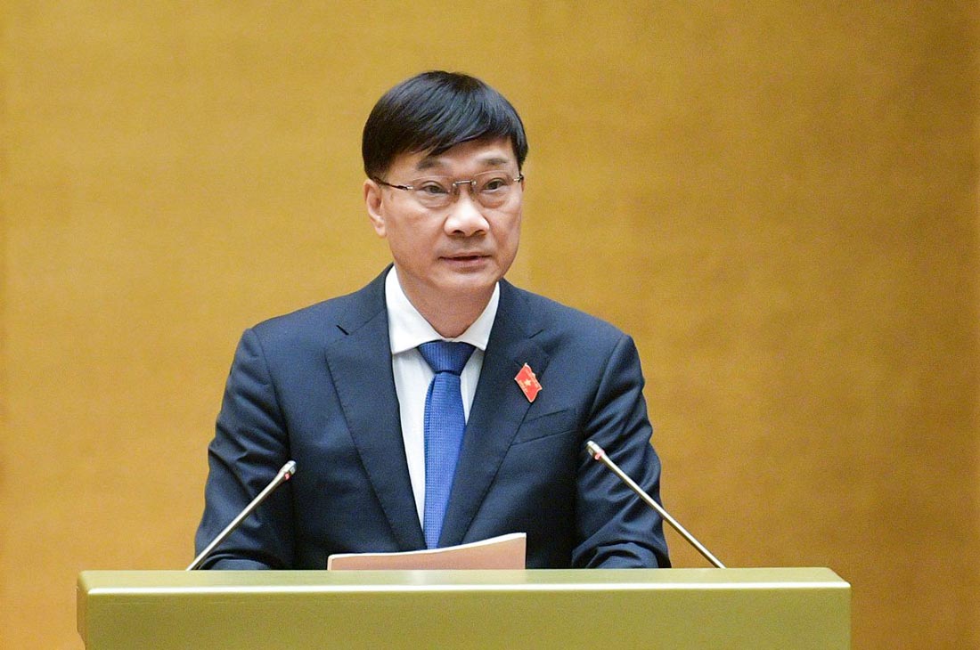 Chủ nhiệm Ủy ban Kinh tế Vũ Hồng Thanh trình bày báo cáo tiếp thu, chỉnh lý và giải trình về chủ trương đầu tư dự án đầu tư xây dựng đường cao tốc Gia Nghĩa - Chơn Thành. Ảnh: Phạm Thắng

