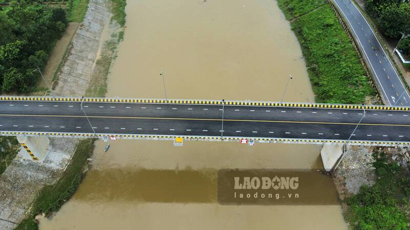 Ông Nguyễn Văn Thành (TP. Phổ Yên) cho biết: “cây cầu là niềm mong mỏi của người dân địa phương. Nếu đi qua cầu thì sẽ rút ngắn được gần 10km quãng đường di chuyển. Vì vậy mọi người ai cũng mong cầu sớm hoàn thành đưa vào sử dụng, phục vụ đời sống của nhân dân“.