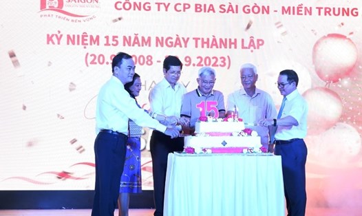 Các đại biểu thực hiện nghi thức cắt bánh mừng sinh lần thứ 15 của công ty vào tháng 9 năm 2023. Ảnh: Kim Bảo