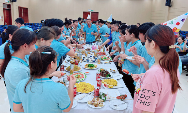 Người lao động tham gia buổi sinh nhật tháng được tổ chức ngay tại công ty. Ảnh: Công ty CP Tiên Hưng
